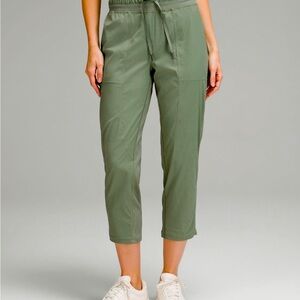 Lululemon Mid Rise Dance Studio Crops